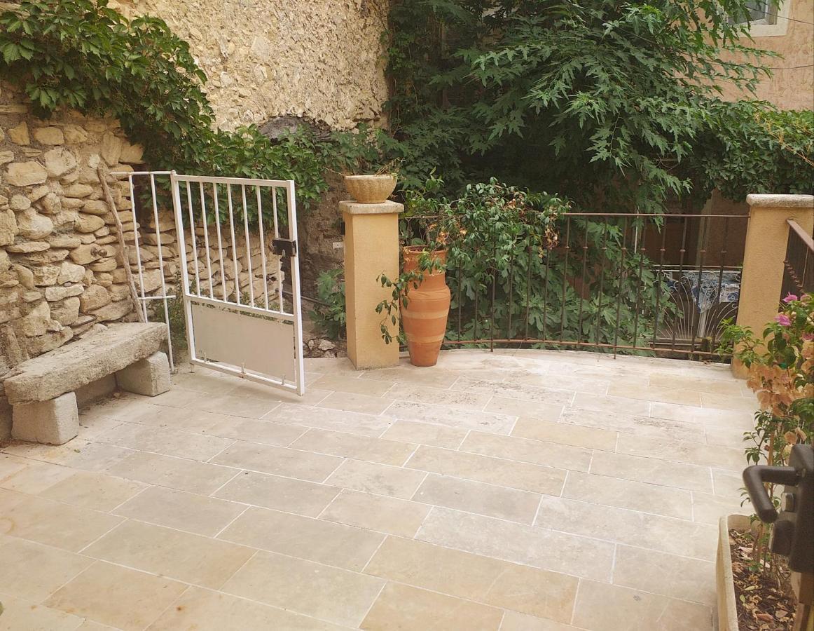 Maison Au Coeur De Fontaine De Vaucluse, Nichee Sur Le Rocher Et Surplombant La Sorgue Exterior photo