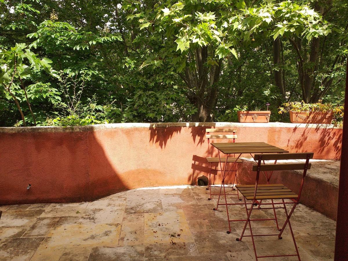Maison Au Coeur De Fontaine De Vaucluse, Nichee Sur Le Rocher Et Surplombant La Sorgue Exterior photo